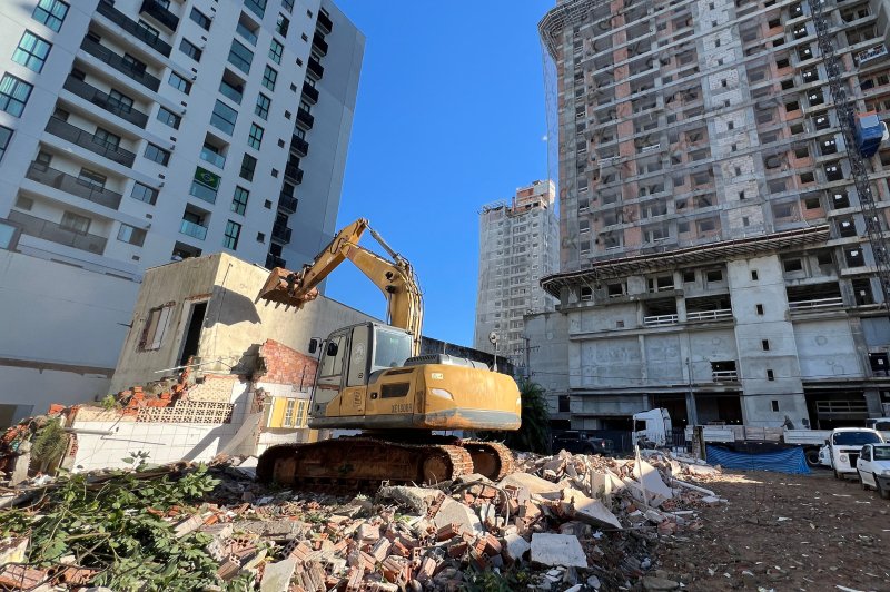 Projeto do Eixo Viário entre Itajaí e Balneário Camboriú segue com demolição de imóveis