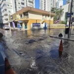 Rompimento de tubulação causa trânsito na Terceira Avenida com Avenida Brasil em BC