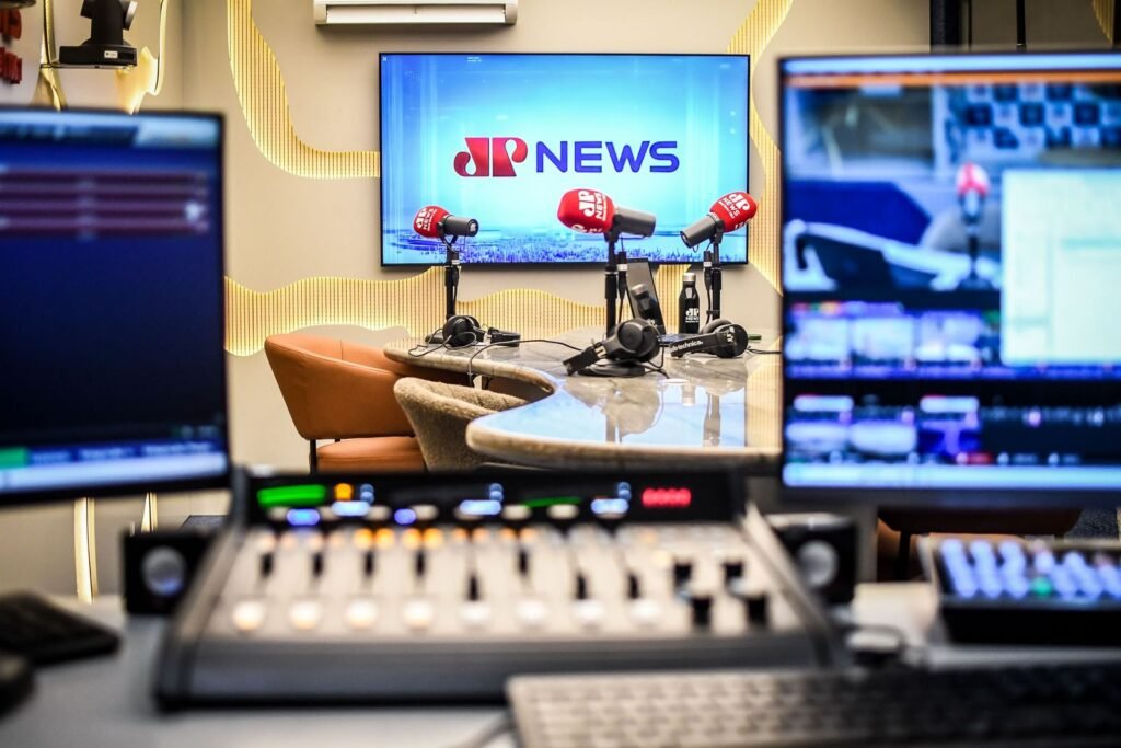 Nessa semana, terça-feira (05), foi inaugurada a Jovem Pan News Litoral Norte 106.1 FM, nova emissora da tradicional rede de comunicação. Com sede em Itajaí, na Rua Dr. José Bonifácio Malburg, nº 540, Centro, o meio multiplataforma passa a operar com quatro programações, com sete horas dedicadas ao local, voltadas para Itajaí e Balneário Camboriú. A inauguração contou com a presença de autoridades locais e estaduais, além de convidados e representantes do mercado regional de comunicação.
