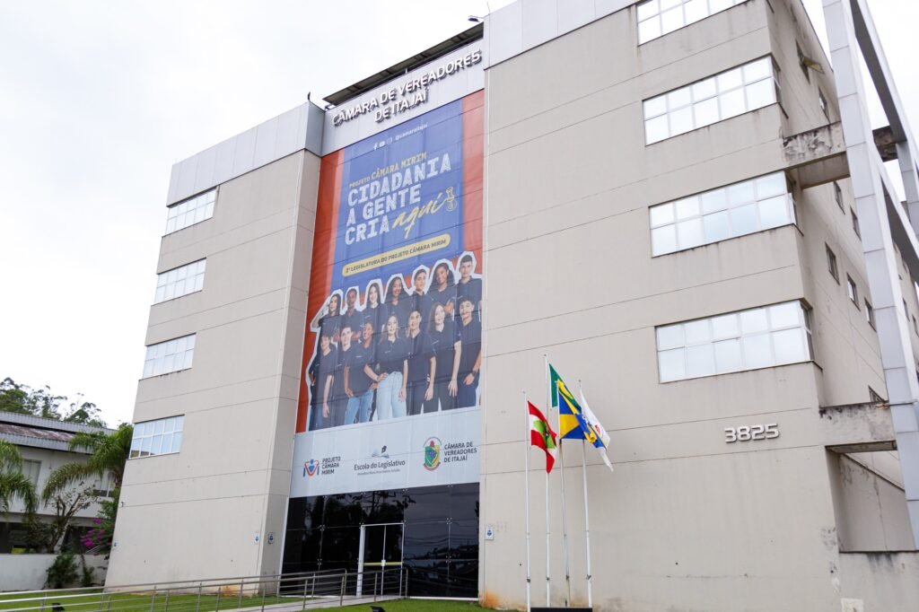 Câmara de Itajaí aprova projeto ambiental e discute porto, dragagem e embate político na CCJ
