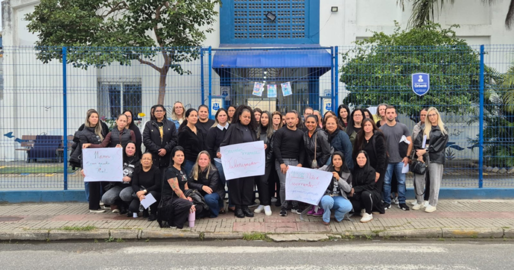 Reajuste salarial gera protesto de professores em Itajaí
