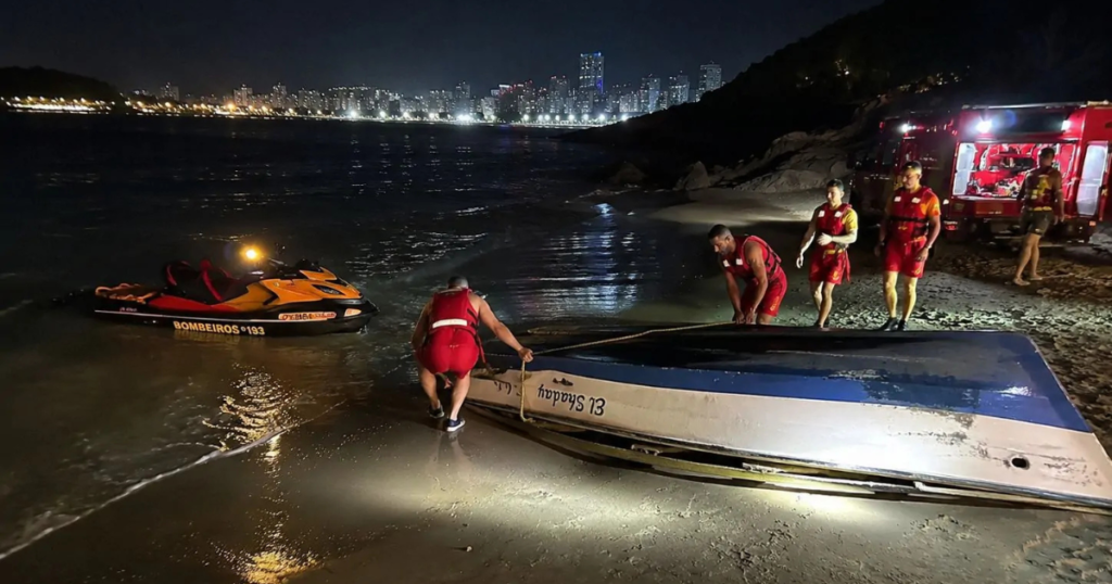 Pescadores são resgatados após barco virar em BC