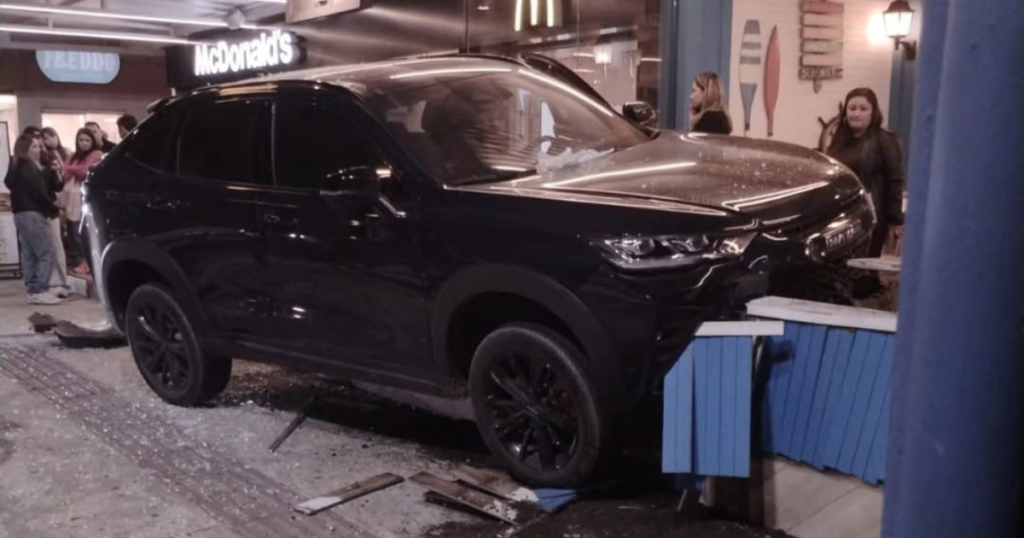 Carro invade restaurantes e causa pânico na Avenida Atlântica