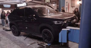 Carro invade restaurantes e causa pânico na Avenida Atlântica