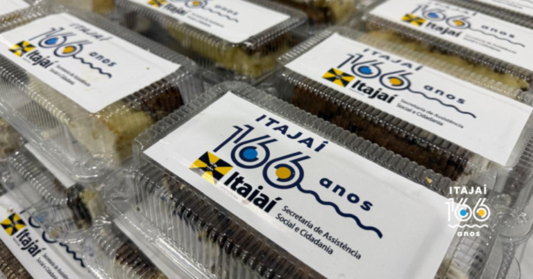 Comemoração dos 166 anos de Itajaí leva bolo à comunidade