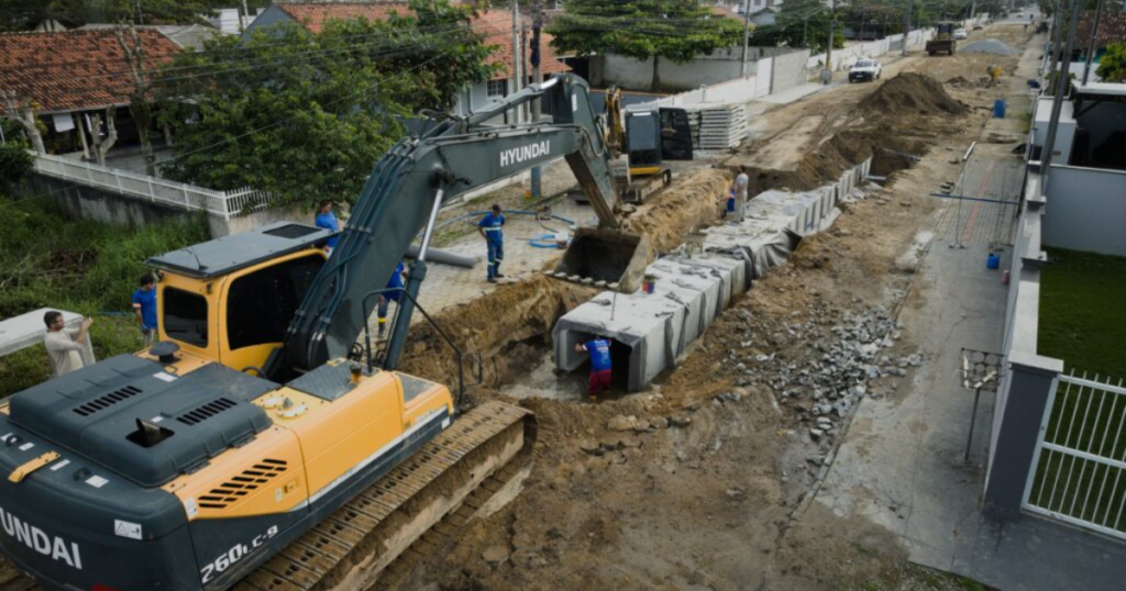 Meia Praia passa por intervenção após registros de alagamentos
