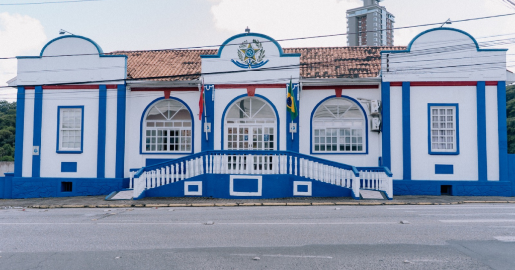 Moradores relatam irritações e água escura em Penha