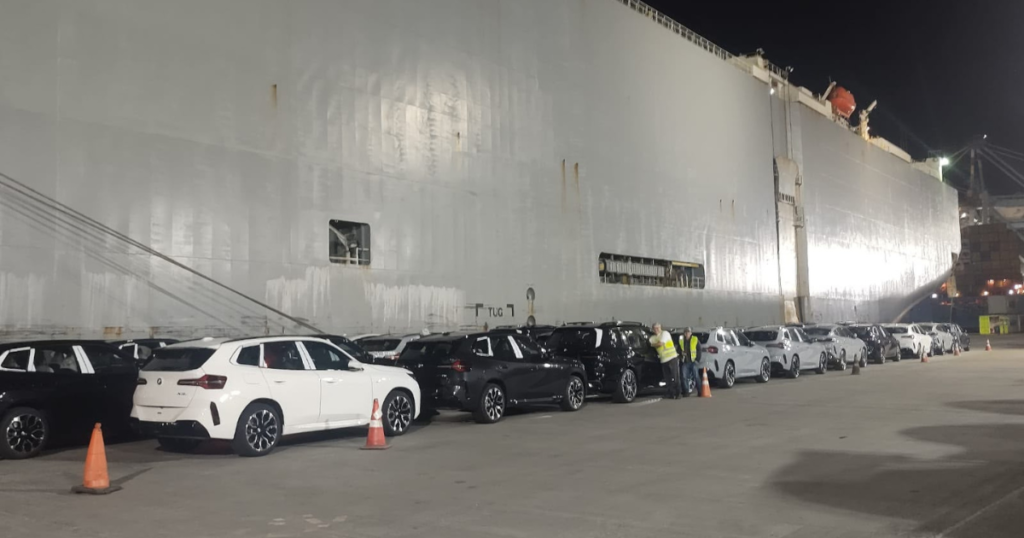 Porto de Itajaí recebe navio com 192 veículos de luxo