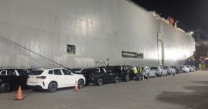 Porto de Itajaí recebe navio com 192 veículos de luxo