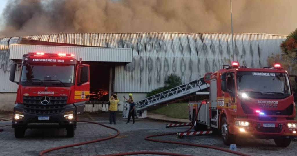 Incêndio em indústria mobiliza bombeiros em Itajaí