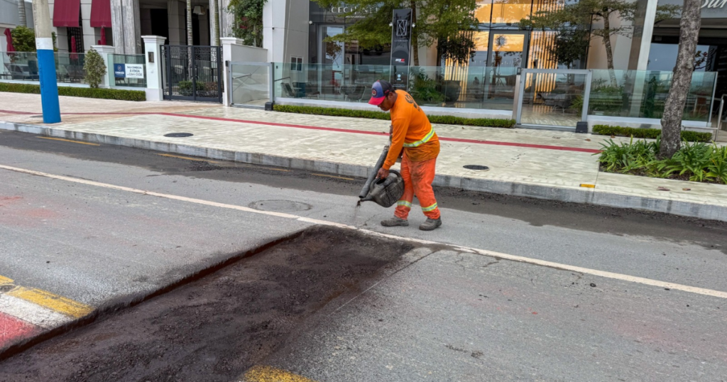 Operação tapa-buraco começa pela Avenida Atlântica em BC