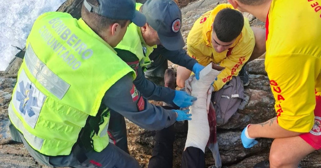 Homem sofre fratura exposta após queda em costão e é resgatado de helicóptero em Porto Belo