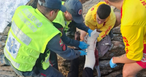 Homem sofre fratura exposta após queda em costão e é resgatado de helicóptero em Porto Belo
