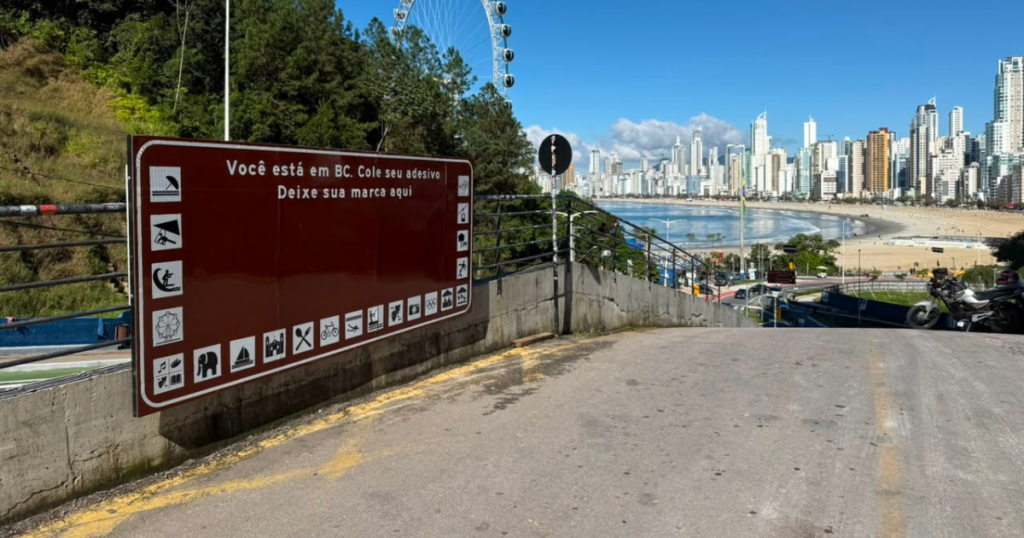 Estrada da Rainha ganha placa para receber adesivos de turistas