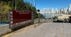 Estrada da Rainha ganha placa para receber adesivos de turistas