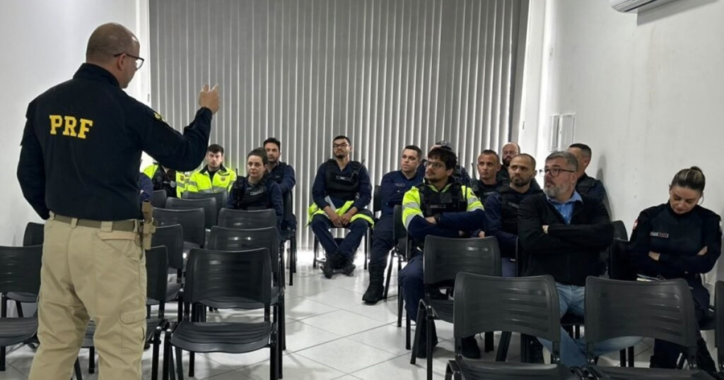 Agentes de trânsito de Navegantes recebem capacitação da PRF