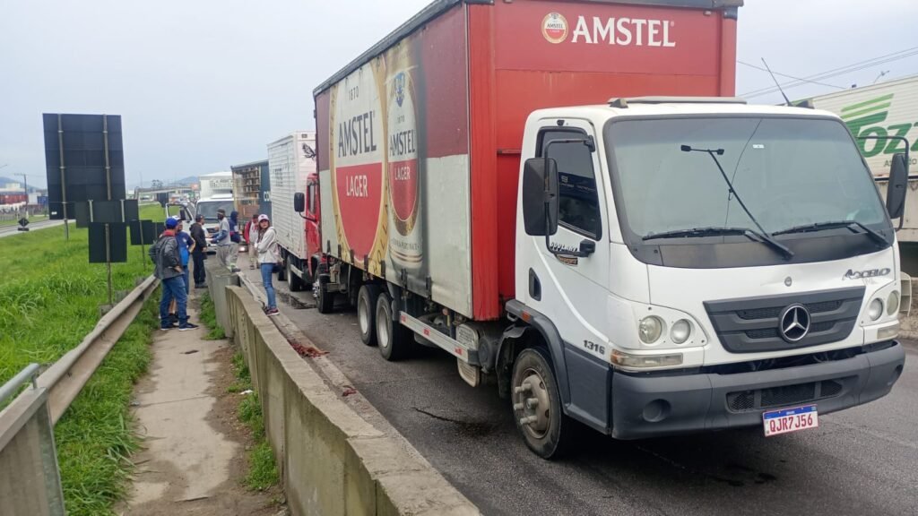 Engavetamento com seis veículos provoca fila na BR-101