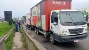 Engavetamento com seis veículos provoca fila na BR-101
