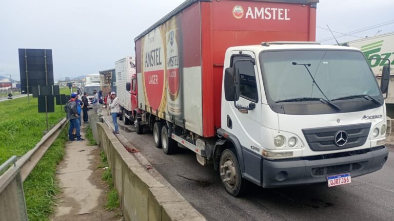 Engavetamento com seis veículos provoca fila na BR-101