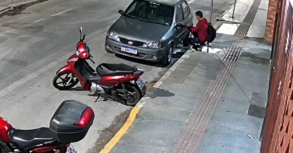 Carro é furtado em apenas dois minutos em Balneário Camboriú