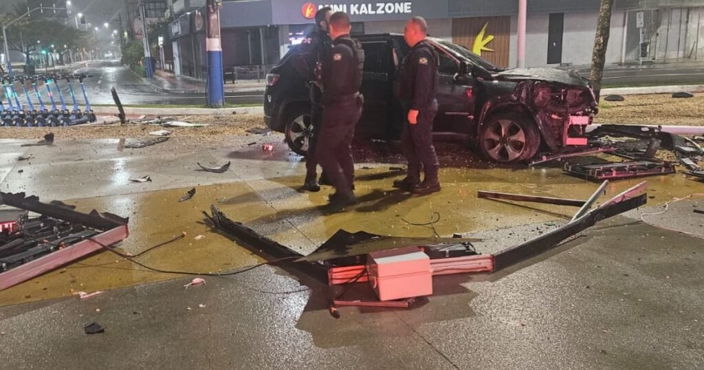 Motorista é autuada após bater em poste em Balneário Camboriú