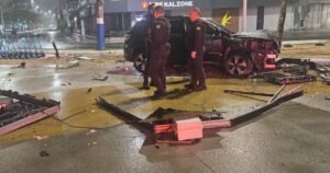 Motorista é autuada após bater em poste em Balneário Camboriú