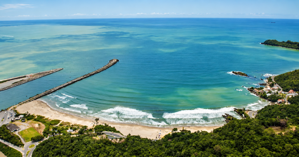 Praia dos Molhes do Atalaia renova certificação “Bandeira Azul”