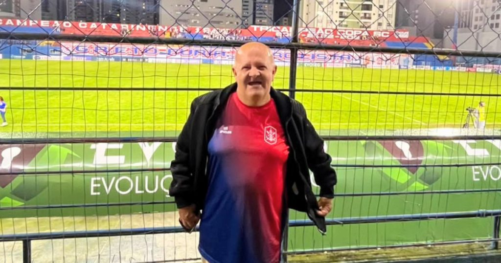 Idoso de centro geriátrico de Itajaí realiza sonho de assistir do jogo do Marcílio Dias