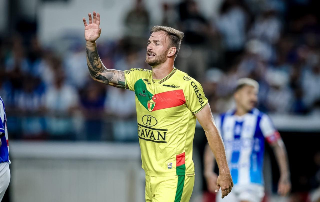 Brusque encerra contrato com jogador que passou por clube que já foi vice-campeão da Champions League