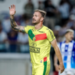 Brusque encerra contrato com jogador que passou por clube que já foi vice-campeão da Champions League
