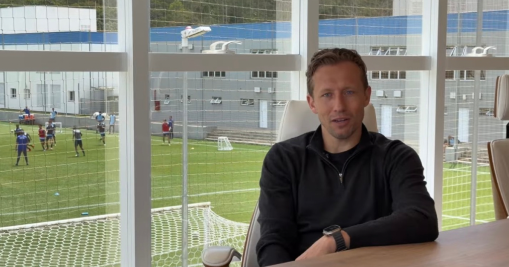Ídolo do Grêmio e de clube europeu, Lucas Leiva visita CT do Barra FC